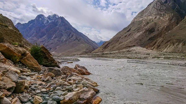 Senderismo Largo Del Río Braldu Las Montañas Del Karakorum Norte —  Fotos de Stock