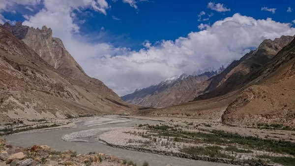 Senderismo Largo Del Río Braldu Las Montañas Del Karakorum Norte — Foto de Stock