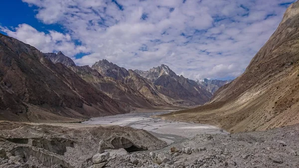 在巴基斯坦北部喀喇昆仑山山脉的 Braldu 河徒步旅行 在喀喇昆仑山范围内徒步旅行的小径 巴基斯坦 — 图库照片