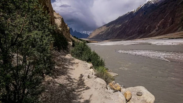 Trekking Entlang Des Braldu Flusses Karakorum Gebirge Norden Pakistans Landschaft — Stockfoto