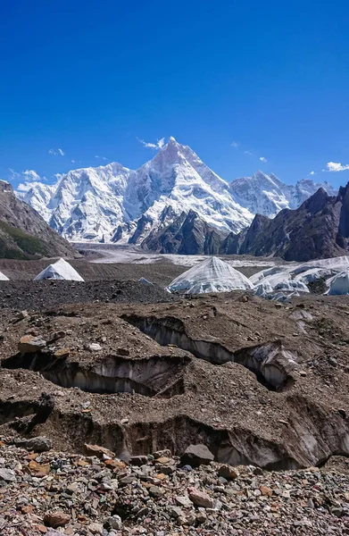 Masherbrum dağ tepe Goro II kampında bir sabah, K2 Base Camp, Pakistan.
