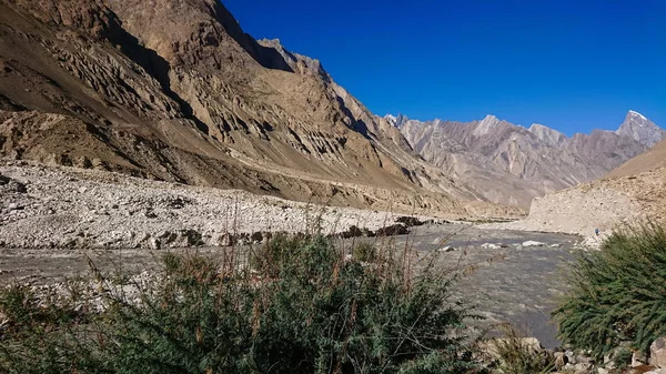 Senderismo Largo Del Río Braldu Las Montañas Del Karakorum Norte — Foto de Stock