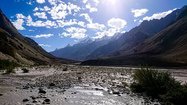 在巴基斯坦北部喀喇昆仑山山脉的 Braldu 河徒步旅行 在喀喇昆仑山范围内徒步旅行的小径 巴基斯坦 — 图库照片