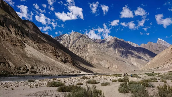 Trekking Braldu Folyó Partján Karakorum Hegység Északi Pakisztán Fekvő Trekking — Stock Fotó