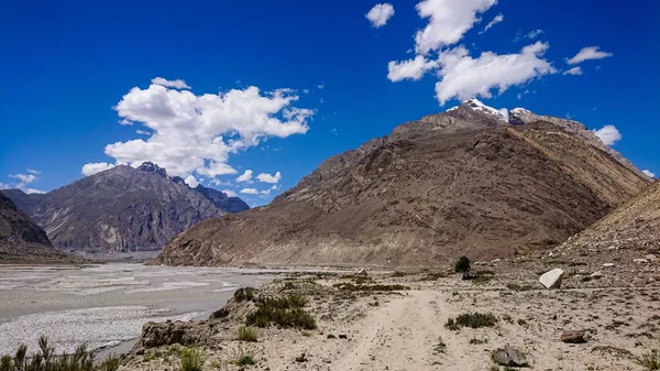Trekking Wzdłuż Rzeki Braldu Góry Karakorum Północnym Pakistanie Krajobraz Trasa — Zdjęcie stockowe