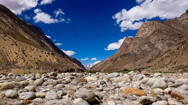 Trekking Wzdłuż Rzeki Braldu Góry Karakorum Północnym Pakistanie Krajobraz Trasa — Zdjęcie stockowe