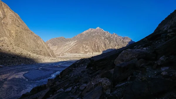 Trekking Longo Rio Braldu Nas Montanhas Karakorum Norte Paquistão Paisagem — Fotografia de Stock