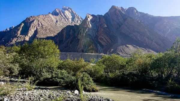 パキスタン北部 カラコルム山脈 パキスタンの の風景トレッキング トレイル カラコルム山脈 Braldu 川に沿ってトレッキング — ストック写真