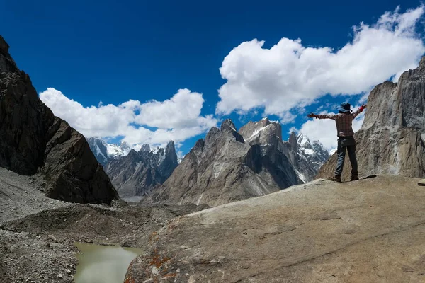 カラコルム山脈 のトレッキング パキスタン アジアでトランゴ タワー家族 — ストック写真