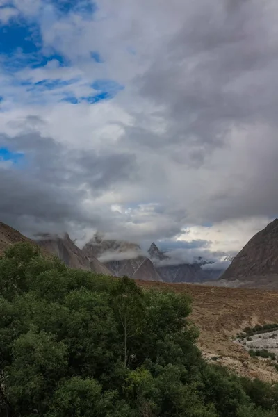 北部パキスタンのカラコルム山脈の Braldu 川に沿ってトレッキング カラコルム山脈の トレッキング トレイルの風景 — ストック写真