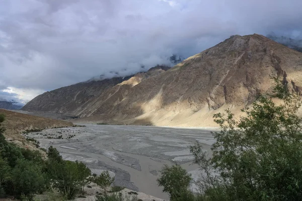 Landschap Van Trekking Parcours Karakoram Bereik Wandelen Langs Rivier Braldu — Stockfoto