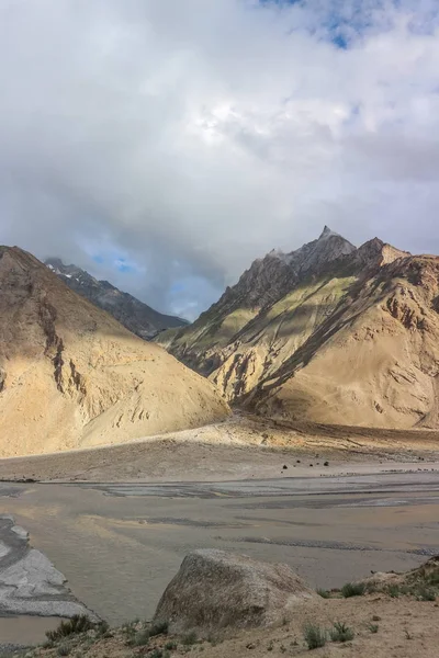 카라코람 파키스탄에서 Karakorum 산에서 Braldu 따라서 트레킹 트레킹 코스의 — 스톡 사진