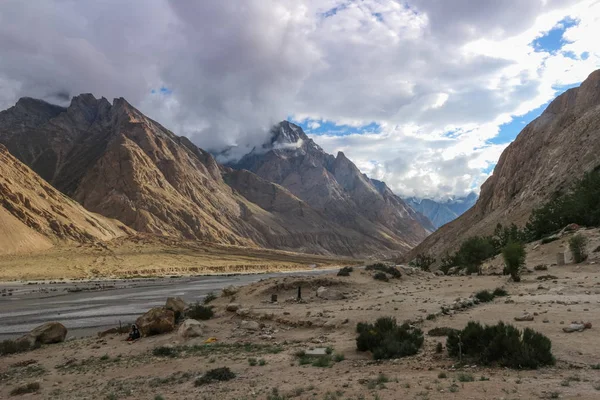 Landschap Van Trekking Parcours Karakoram Bereik Wandelen Langs Rivier Braldu — Stockfoto
