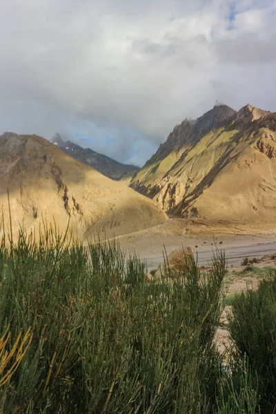 카라코람 파키스탄에서 Karakorum 산에서 Braldu 따라서 트레킹 트레킹 코스의 — 스톡 사진