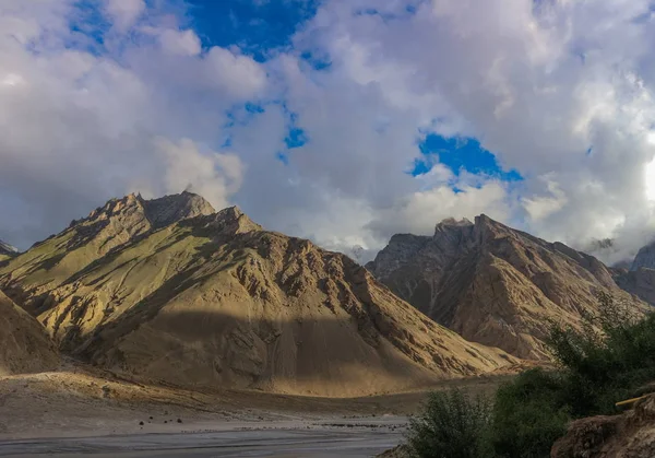 Paisaje Del Sendero Trekking Cordillera Karakoram Trekking Largo Del Río —  Fotos de Stock