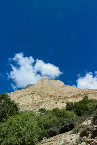 北部パキスタンのカラコルム山脈の Braldu 川に沿ってトレッキング カラコルム山脈の トレッキング トレイルの風景 — ストック写真
