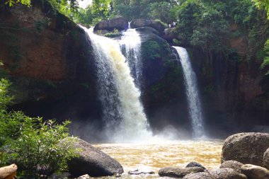 Haew ilgilenmemi şelale, şelale Khao Yai Milli Parkı, Tayland yağmur ormanlarında