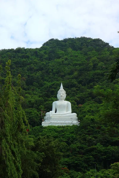 Statue Bouddha Blanc Sur Montagne Dans Province Nakhon Ratchasima Thaïlande — Photo