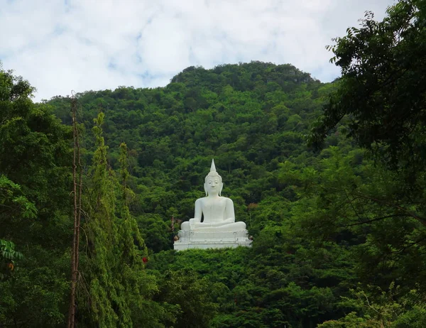 Estatua Buda Blanco Montaña Provincia Nakhon Ratchasima Tailandia —  Fotos de Stock