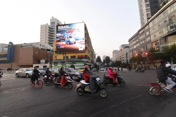 Kunming Kína Február 2017 Egy Autó Vezetés Utcai Összekötő Nyugati — Stock Fotó