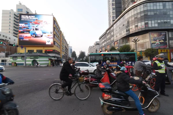 Kunming China Februari 2017 Een Auto Rijdt Straat Aansluiten Van — Stockfoto