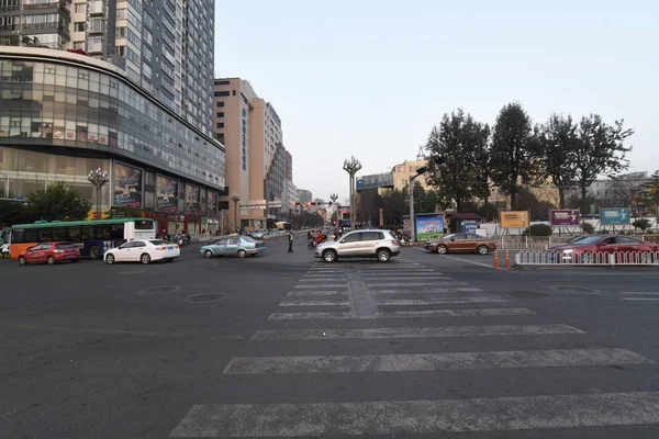 中国昆明 2017年2月8日 中国昆明市唐代以来 一辆汽车在连接西塔和东塔的街道上行驶 — 图库照片
