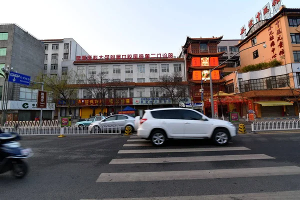 Kunming Cina Febbraio 2017 Una Macchina Sta Guidando Sulla Strada — Foto Stock