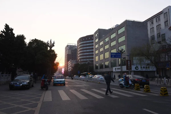 Kunming China Fevereiro 2017 Carro Está Dirigindo Rua Conectando Pagode — Fotografia de Stock