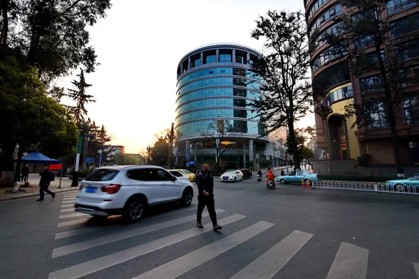 Kunming China Februari 2017 Een Auto Rijdt Straat Aansluiten Van — Stockfoto