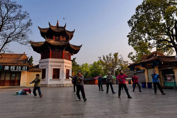 Kunming Chiny Lutego 2017 Ludzie Exerciseing Kunming Green Lake Park — Zdjęcie stockowe