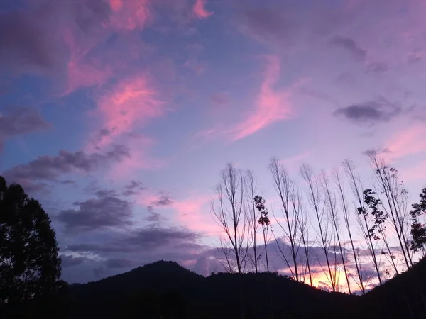 Pôr Sol Céu Com Montanha Árvore — Fotografia de Stock