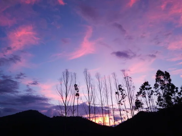 Pôr Sol Céu Com Montanha Árvore — Fotografia de Stock