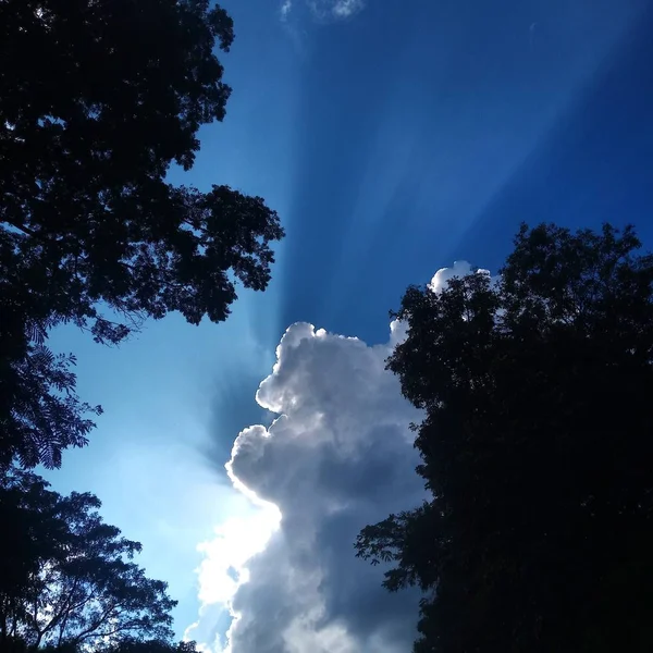 Céu Azul Com Sol Nuvens Fundo — Fotografia de Stock