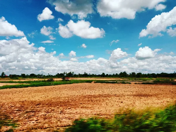 Sommar Landskap Med Gräsplan Sätter Moln Skyen — Stockfoto