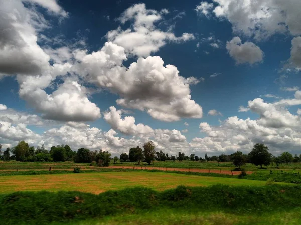 Sommar Landskap Med Gräsplan Sätter Moln Skyen — Stockfoto