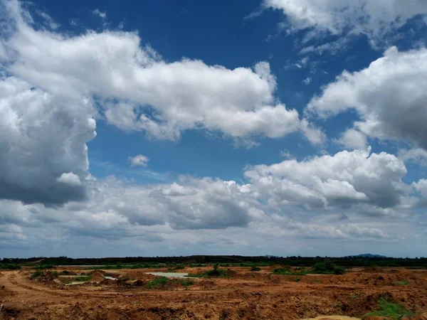 Sommerlandschaft Mit Grünem Feld Unter Wolken Himmel — Stockfoto