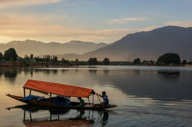 Srinagar Jammu ve Keşmir devlet Hindistan Sunset Dal Gölü ile Dal Gölü Üzerinde Shikara tekneler