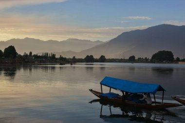 Srinagar Jammu ve Keşmir devlet Hindistan Sunset Dal Gölü ile Dal Gölü Üzerinde Shikara tekneler