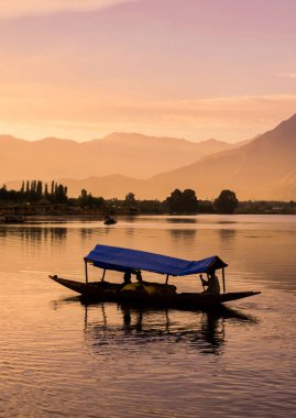 Srinagar Jammu ve Keşmir devlet Hindistan Sunset Dal Gölü ile Dal Gölü Üzerinde Shikara tekneler