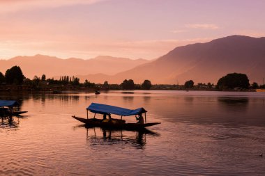Srinagar Jammu ve Keşmir devlet Hindistan Sunset Dal Gölü ile Dal Gölü Üzerinde Shikara tekneler