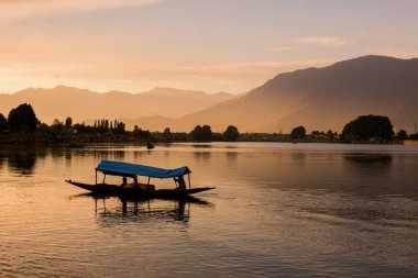Srinagar Jammu ve Keşmir devlet Hindistan Sunset Dal Gölü ile Dal Gölü Üzerinde Shikara tekneler