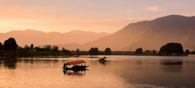Srinagar Jammu ve Keşmir devlet Hindistan Sunset Dal Gölü ile Dal Gölü Üzerinde Shikara tekneler