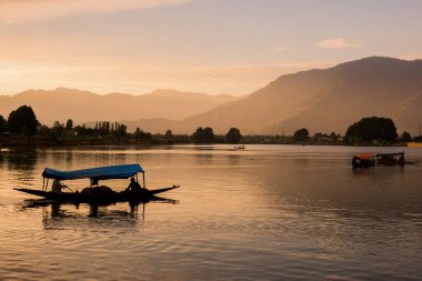 Srinagar Jammu ve Keşmir devlet Hindistan Sunset Dal Gölü ile Dal Gölü Üzerinde Shikara tekneler