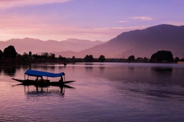 Srinagar Jammu ve Keşmir devlet Hindistan Sunset Dal Gölü ile Dal Gölü Üzerinde Shikara tekneler