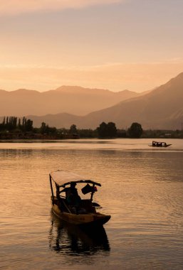 Srinagar Jammu ve Keşmir devlet Hindistan Sunset Dal Gölü ile Dal Gölü Üzerinde Shikara tekneler