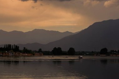 Srinagar Jammu ve Keşmir devlet Hindistan Sunset Dal Gölü ile Dal Gölü Üzerinde Shikara tekneler