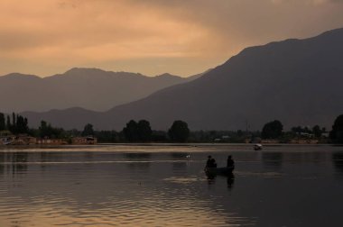 Srinagar Jammu ve Keşmir devlet Hindistan Sunset Dal Gölü ile Dal Gölü Üzerinde Shikara tekneler