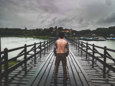 Sangkhlaburi Ahşap Mon Köprüsü üzerinde duran erkekler, Kanchanaburi eyaleti, Tayland