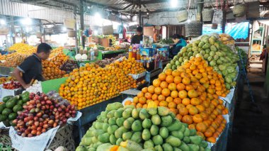 Berastagi, Endonezya - 15 Eylül 2017 : Berastagi Fruit Market Alışveriş Turizmi, Karo Regency, North Sumatra, Medan Endonezya.