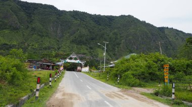Sumatra, Endonezya - 16 Eylül 2017 : Samosir Adası'nda tuktuk köyü manzarası, Toba Gölü, Sumatra, Endonezya.